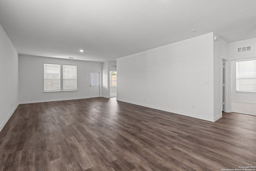 Spacious, unfurnished interior of a new home in Horizon Ridge, San Antonio (Image 18).