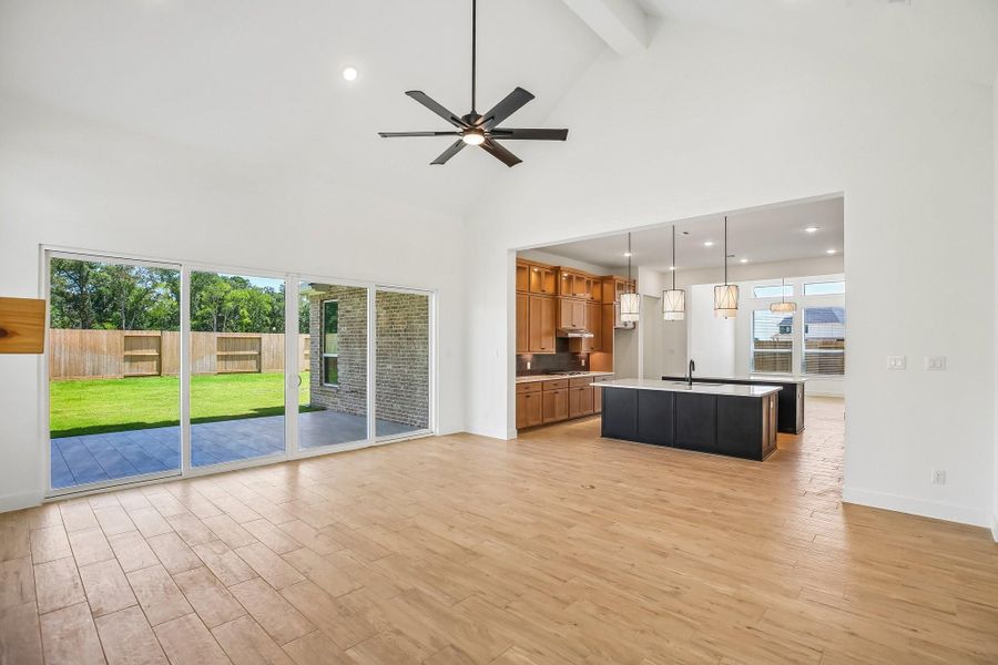 Spacious, unfurnished interior of a new home in , Mont Belvieu (Image 18).