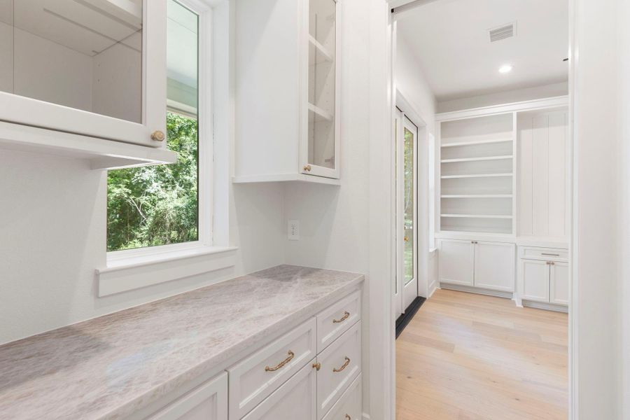 Coffee bar between the kitchen and study for convenience. Coffee bar between the kitchen and study for convenience.