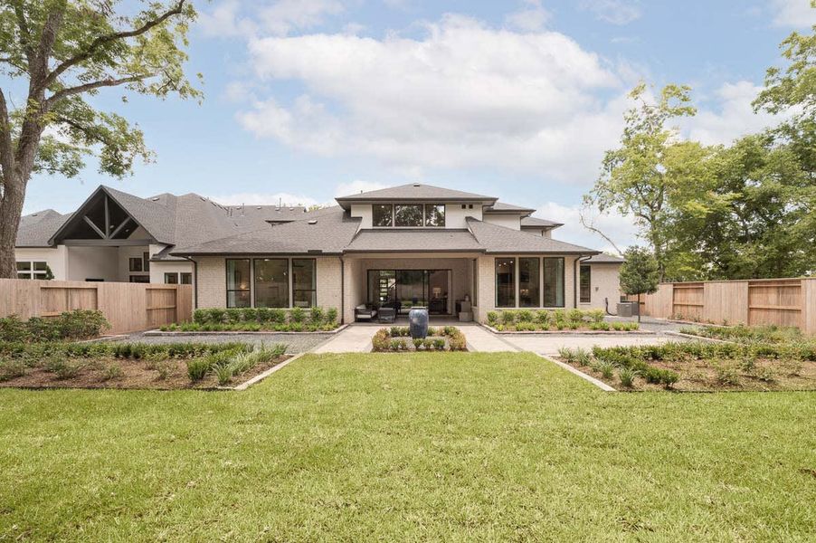 Representative exterior details of a home built from the Verona by Tri Pointe Homes in Sienna 80′, Missouri City (Image 26).