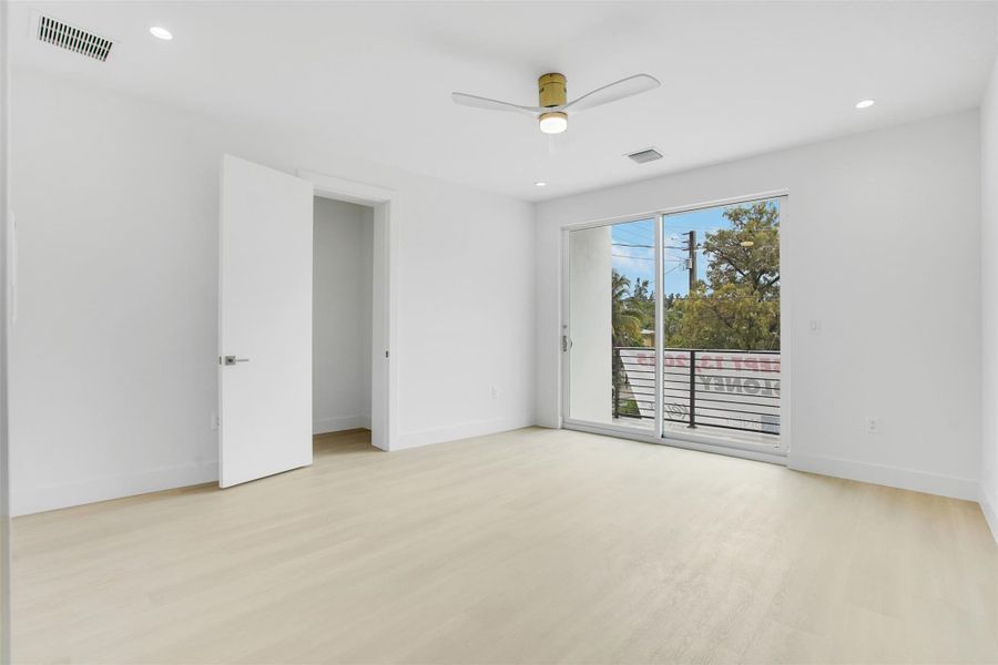 Spacious, unfurnished interior of a new home in , Fort Lauderdale (Image 17).