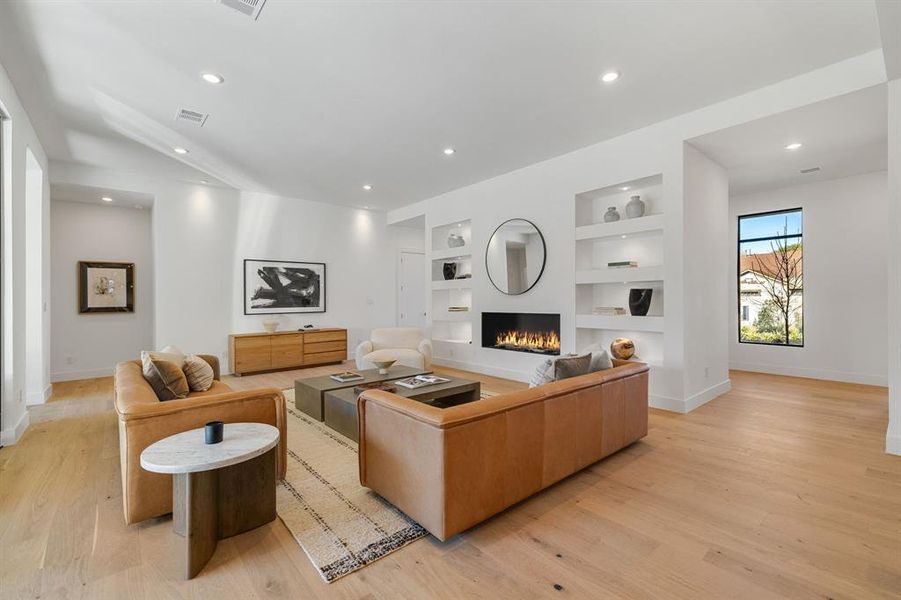 Furnished interior view inside a new home in , Farmers Branch (Image 9).