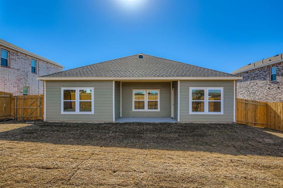Exterior details and patio area of a home in Sperling Farms, Ferris (Image 19).