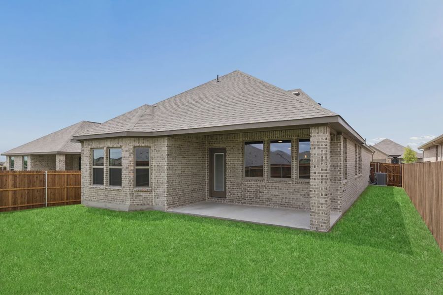 Exterior details and patio area of a home in Las Lomas, Forney (Image 4).
