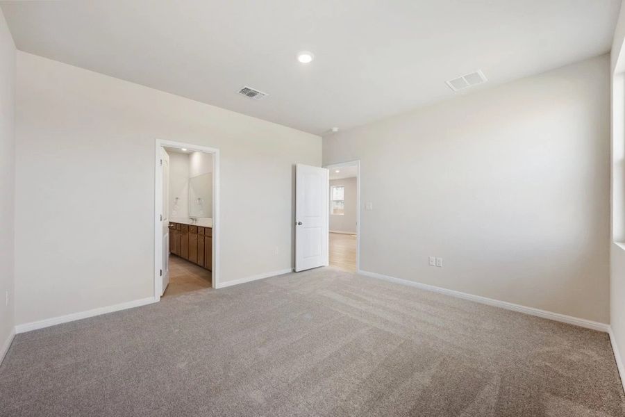 Spacious, unfurnished interior of a new home in The Colony, Bastrop (Image 33).