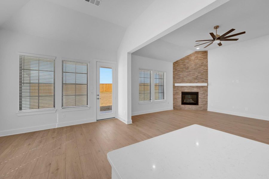 Spacious, unfurnished interior of a new home in Lone Star Landing, Montgomery (Image 34).