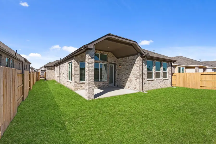 Exterior details and patio area of a home in Wood Leaf Reserve, Tomball (Image 3).