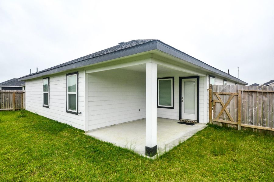 Exterior details and patio area of a home in Caldwell Ranch, Rosharon (Image 4).