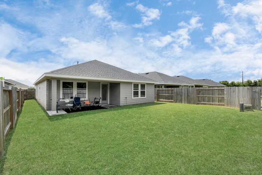 Exterior details and patio area of a home in Post Oak Pointe, Fresno (Image 22).