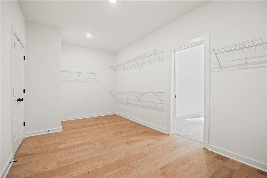 Spacious, unfurnished interior of a new home in , Gainesville (Image 23).