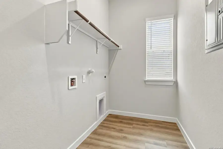 Spacious, unfurnished interior of a new home in Hunters Ranch, San Antonio (Image 17).