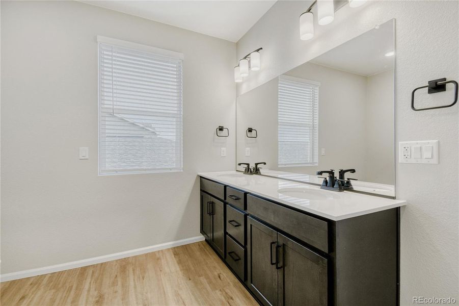 Primary bath w/dual vanity