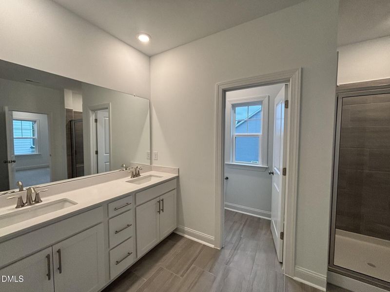 STR SU 203_Owners Bath