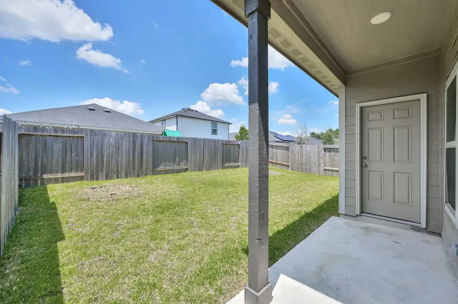 Exterior details of a home in Hidden Creek, Conroe (Image 6).