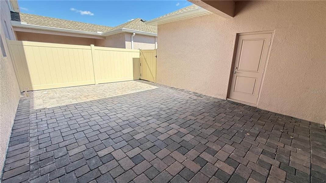 Exterior details and patio area of a home in , Kissimmee (Image 4).
