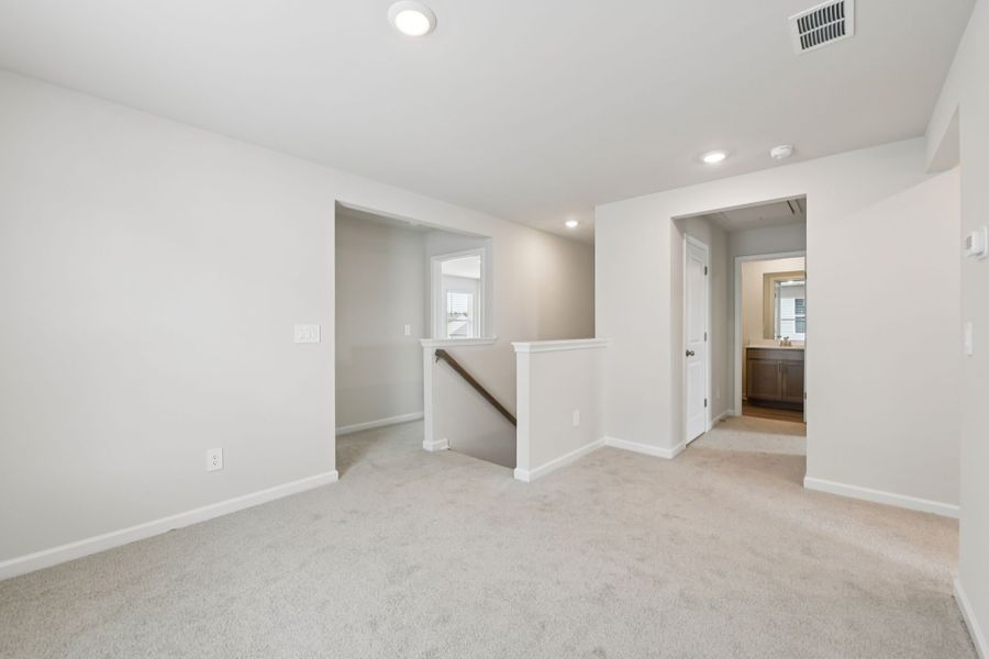 Spacious, unfurnished interior of a new home in Hawthorne Station, College Park (Image 14).