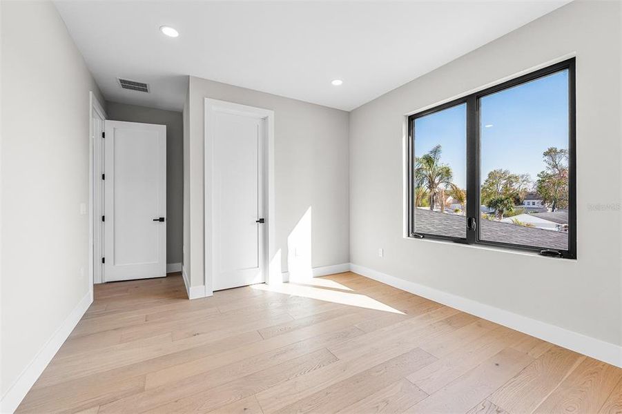 Spacious, unfurnished interior of a new home in College Park, Orlando (Image 54).