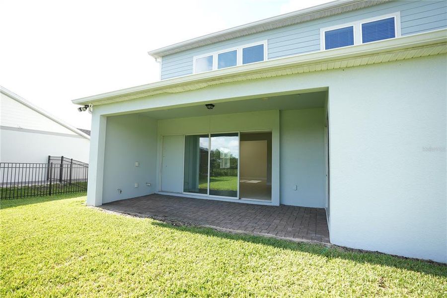 Exterior details and patio area of a home in Parkview Reserve, Orlando (Image 4).