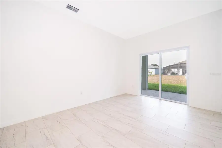 Spacious, unfurnished interior of a new home in , Kissimmee (Image 14).
