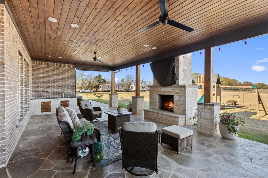 Exterior details and patio area of a home in , Royse City (Image 27).