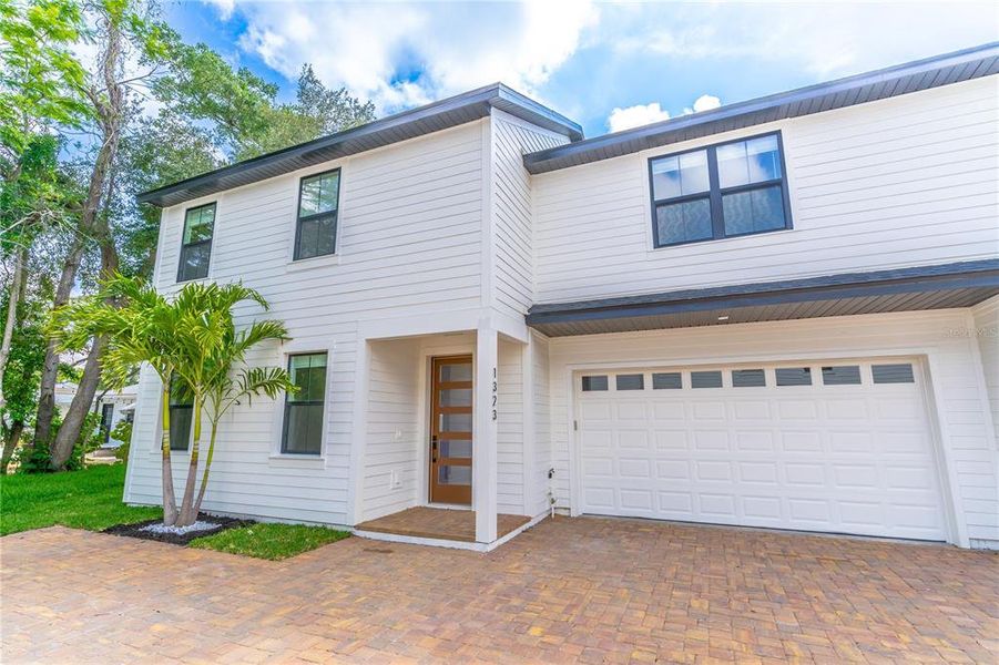 Exterior details and patio area of a home in , Orlando (Image 10).