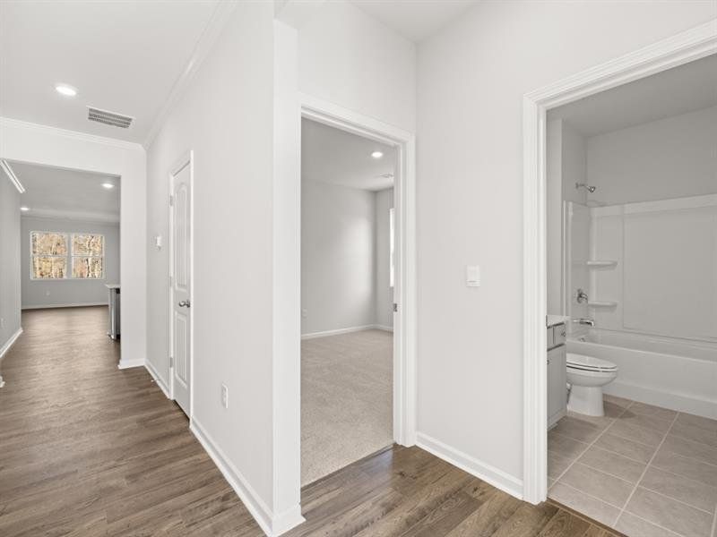 Spacious, unfurnished interior of a new home in Falcon Landing, Gainesville (Image 20).