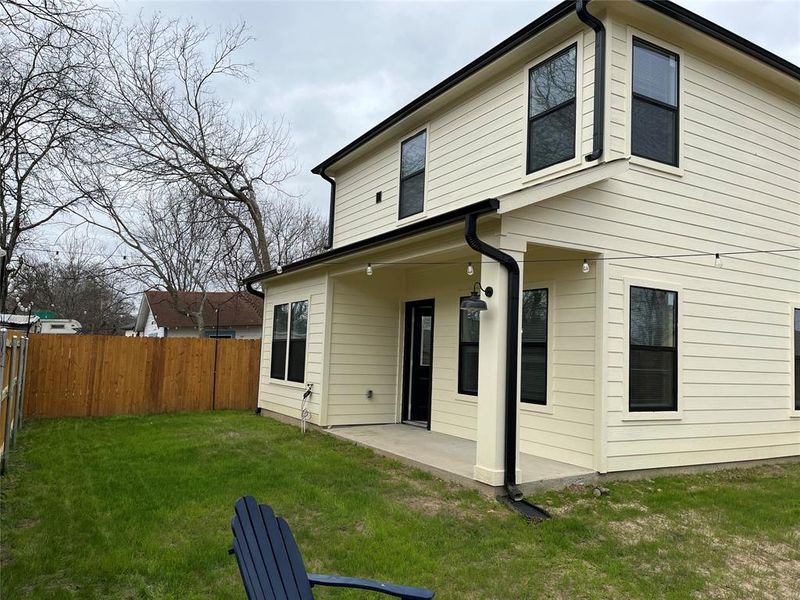Exterior details and patio area of a home in , Corsicana (Image 3).