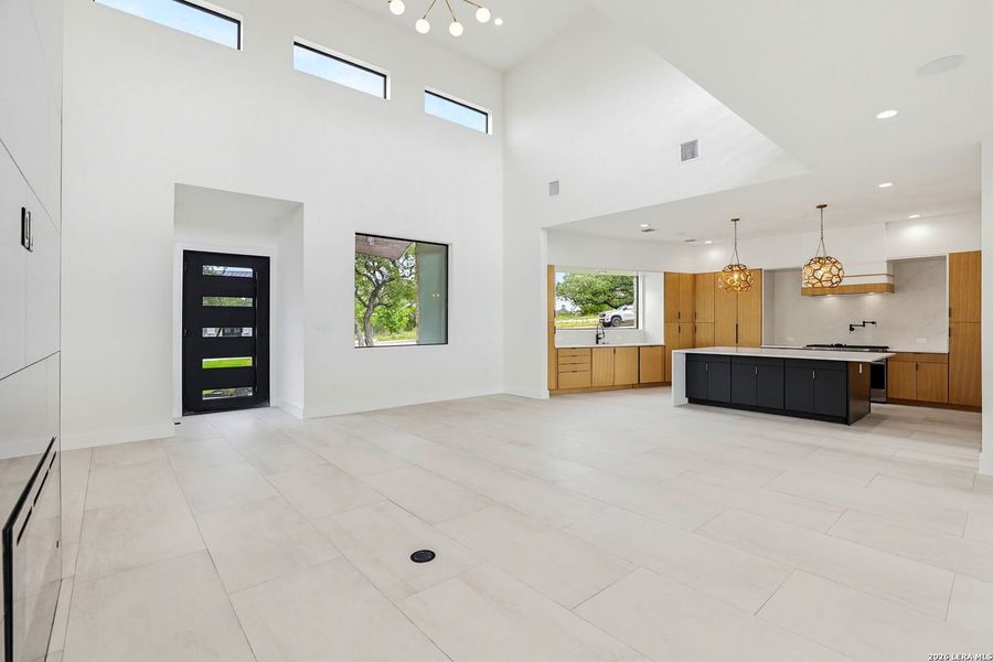 Spacious, unfurnished interior of a new home in , San Antonio (Image 19).