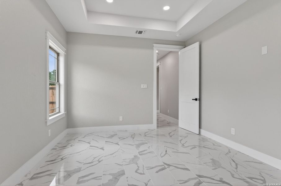 Spacious, unfurnished interior of a new home in , Bandera (Image 22).