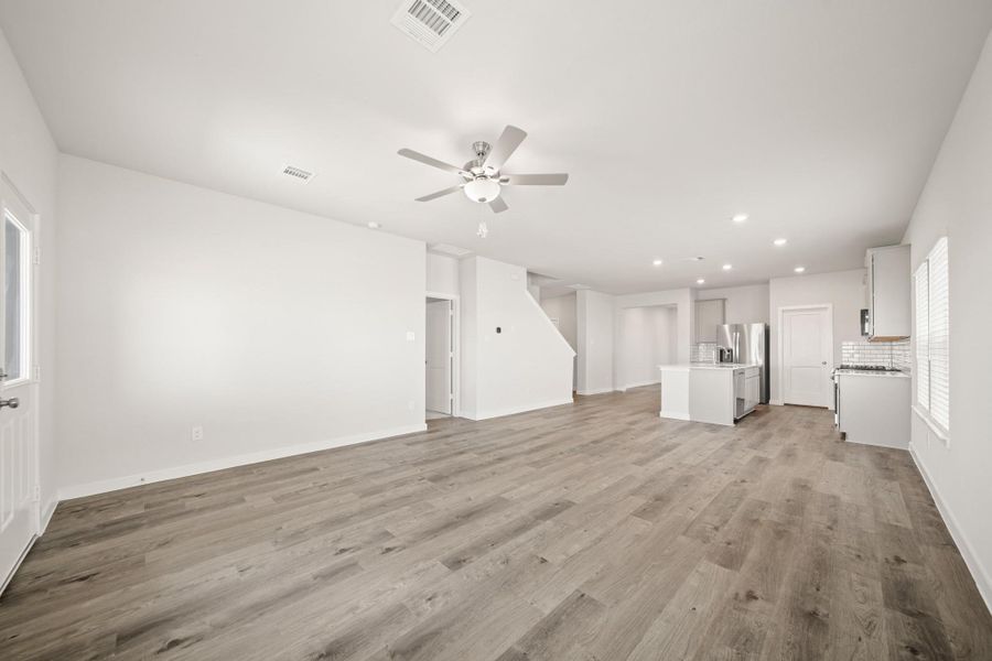 Spacious, unfurnished interior of a new home in Pearlbrook, Texas City (Image 23).