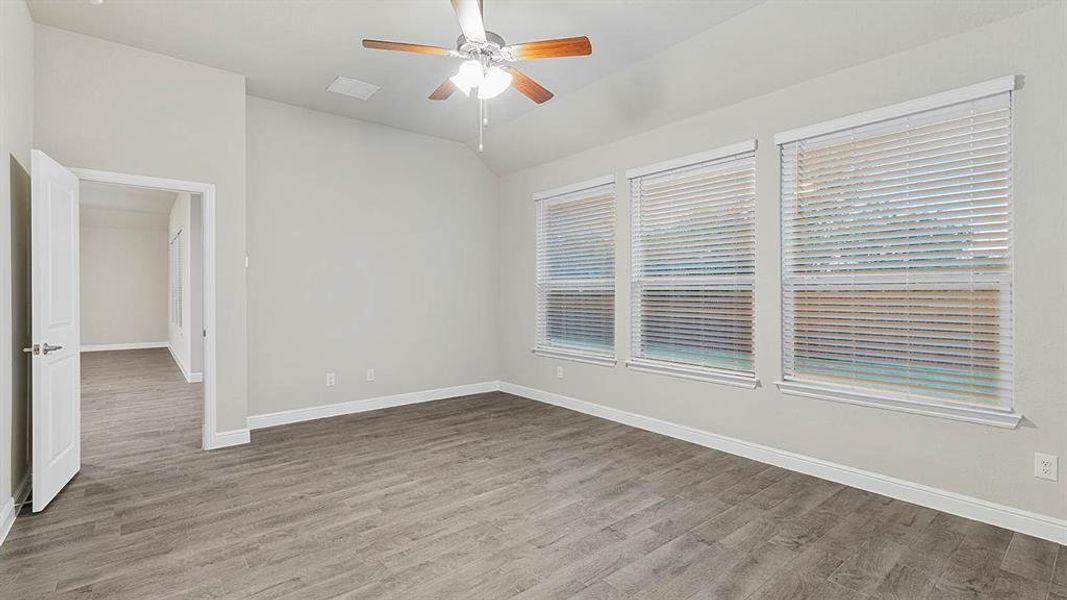 Spacious, unfurnished interior of a new home in Lakeview Pointe, Grand Prairie (Image 27).