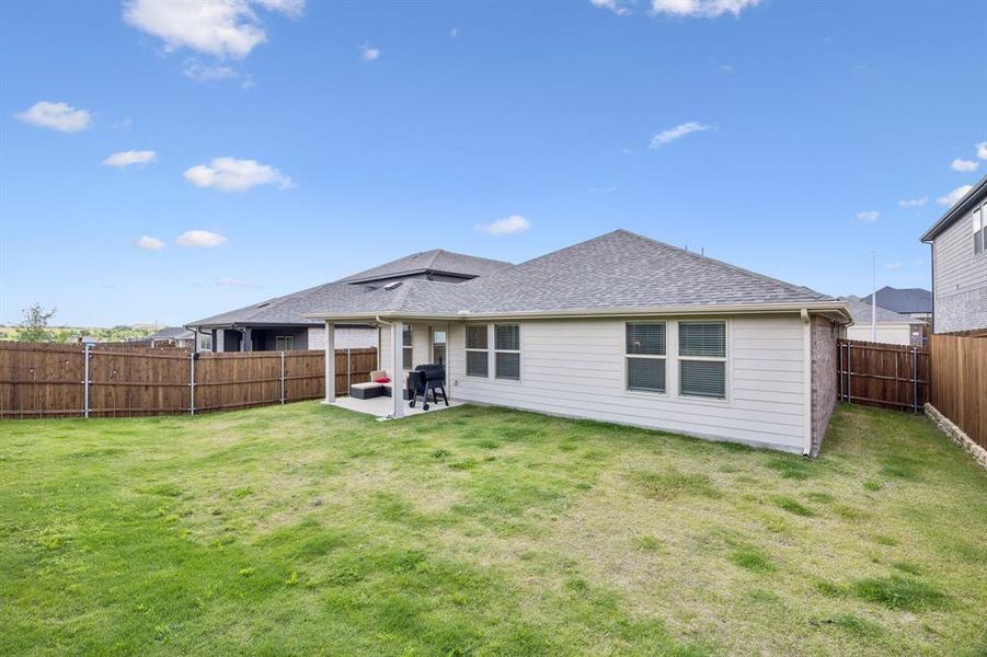 Exterior details and patio area of a home in Cibolo Hills, Fort Worth (Image 3).