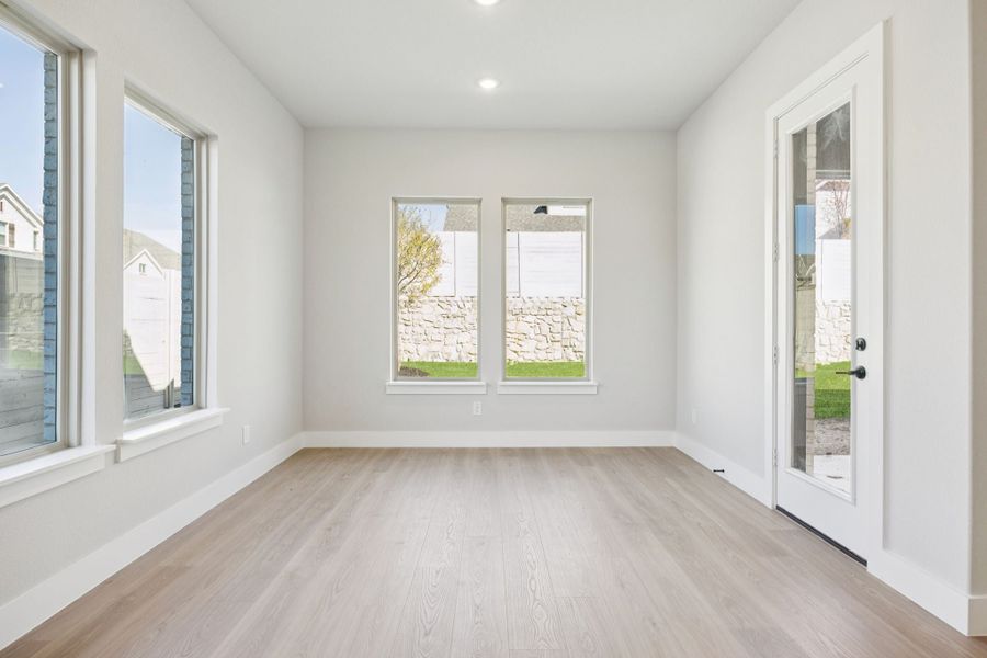 Spacious, unfurnished interior of a new home in Painted Tree Lakeside, McKinney (Image 25).