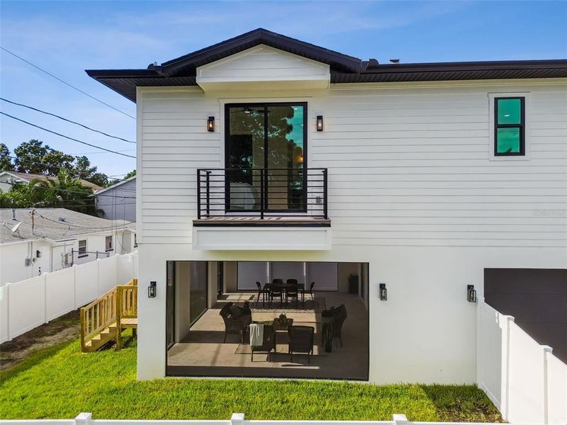 Exterior details and patio area of a home in , St. Petersburg (Image 28).