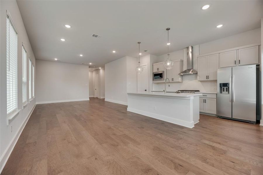 Spacious, unfurnished interior of a new home in Collin Creek, Plano (Image 24).