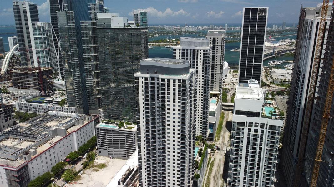 Condo located in Miami, FL showcasing its design and architecture (Image 19).