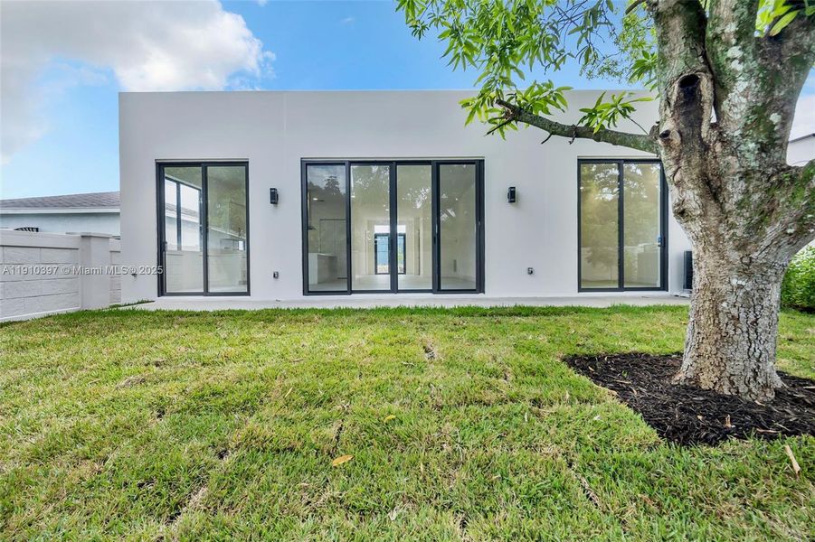 Exterior details and patio area of a home in , Fort Lauderdale (Image 26). Exterior details and patio area of a home in , Fort Lauderdale (Image 26).