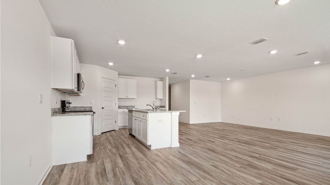 Representative unfurnished interior of a home built from the Ryder by D.R. Horton in Ashton Park Phase III, Freeport (Image 17).