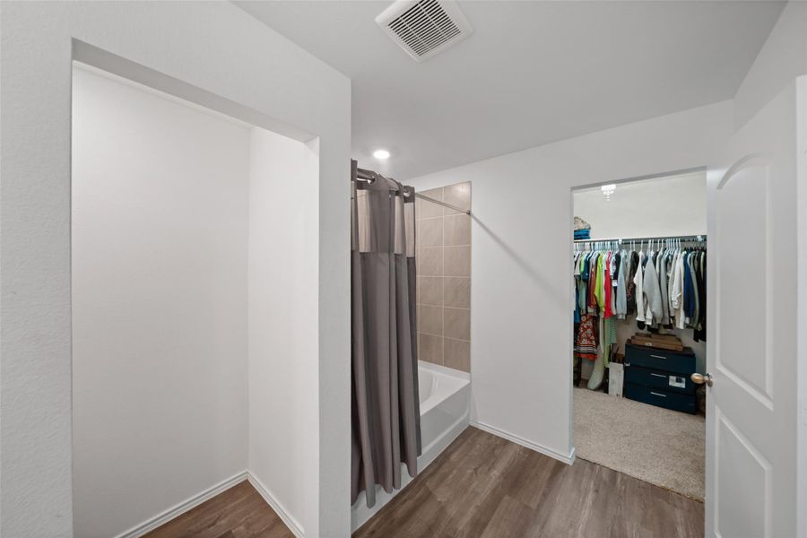 Seperate toilet area and tub/shower combo too. Seperate toilet area and tub/shower combo too.