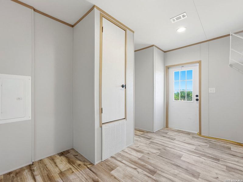 Spacious, unfurnished interior of a new home in , Poteet (Image 14).