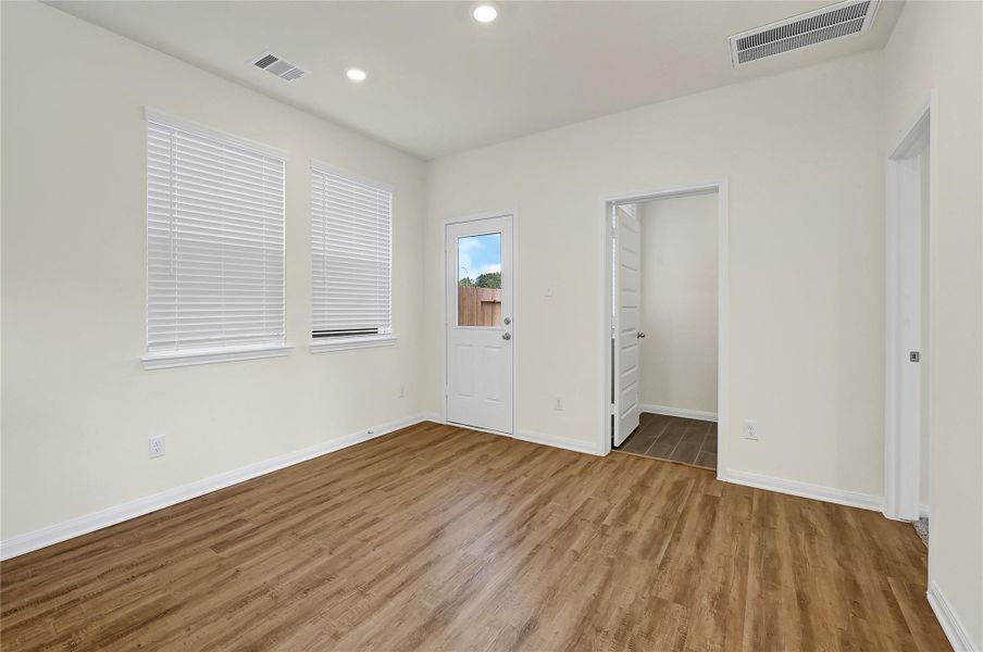 Spacious, unfurnished interior of a new home in Aldine Pines, Houston (Image 22).