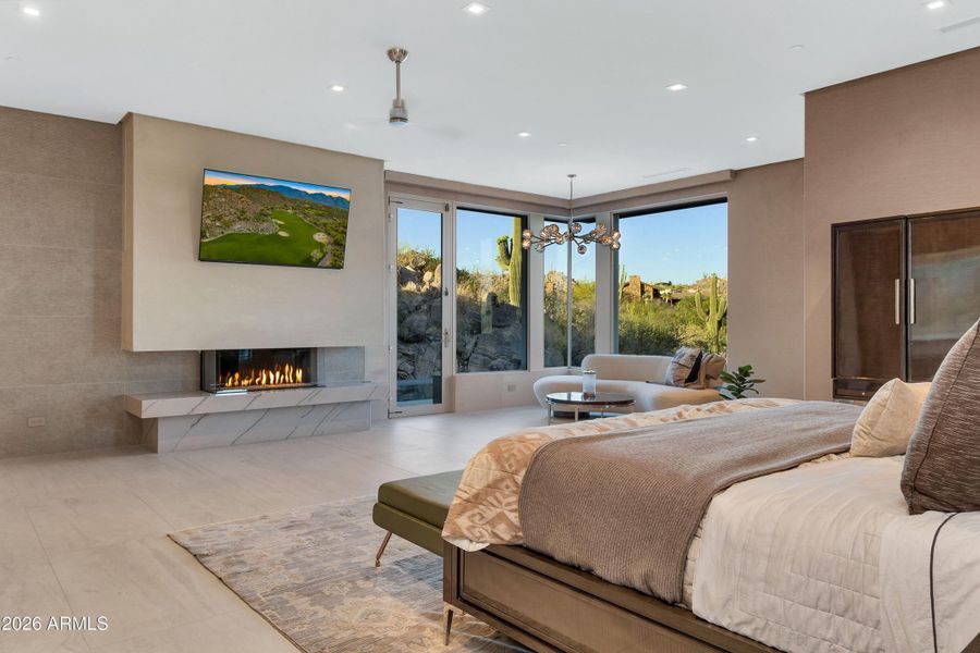 Gas Fireplace and Mountain Views in Prim