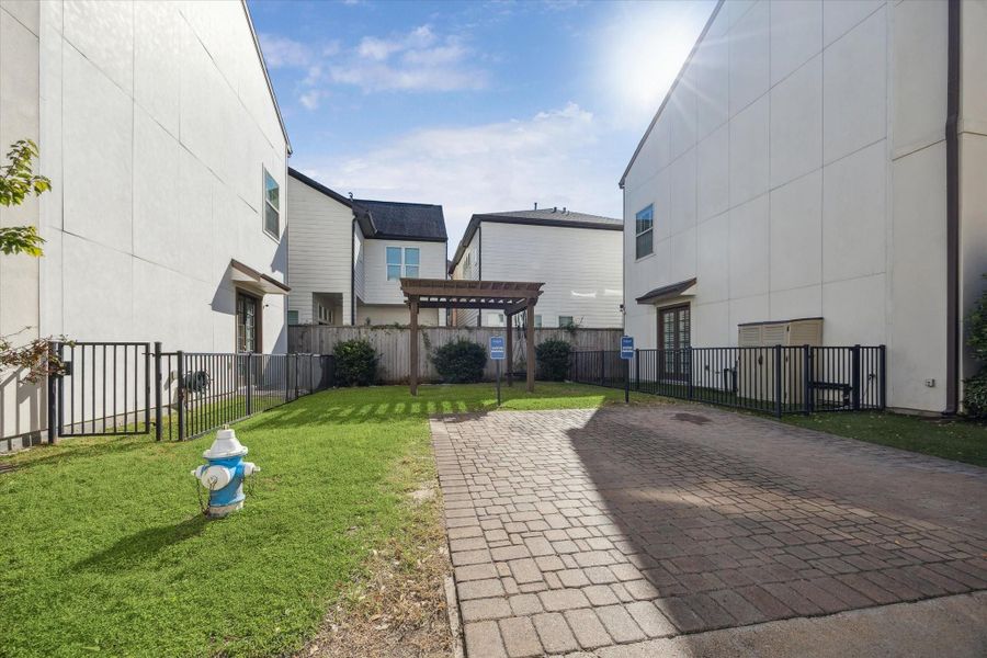 Exterior details and patio area of a home in Upland Estates, Houston (Image 28).
