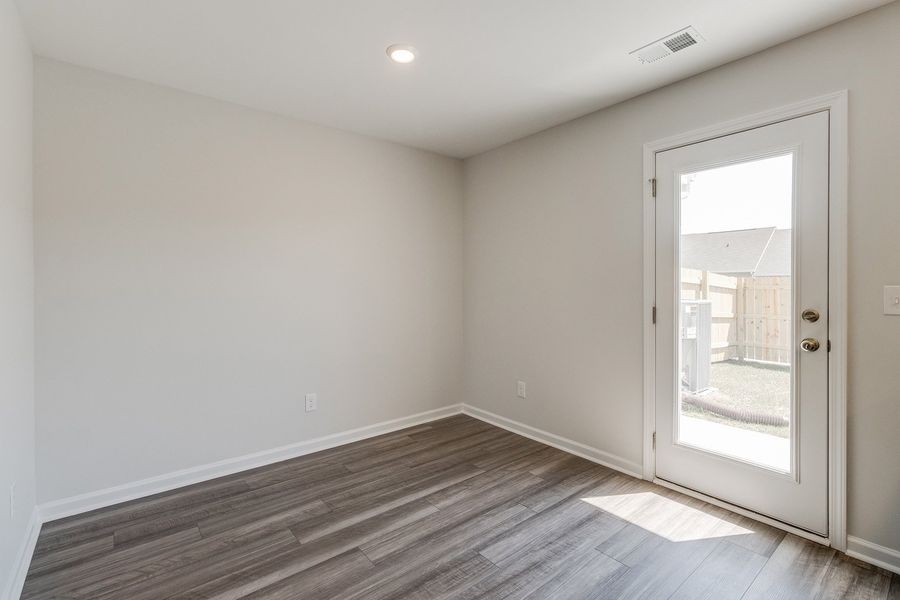 Spacious, unfurnished interior of a new home in Astoria, Columbia (Image 16).