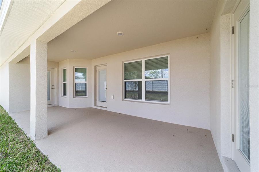 Exterior details and patio area of a home in Brookhaven, Ocala (Image 40).