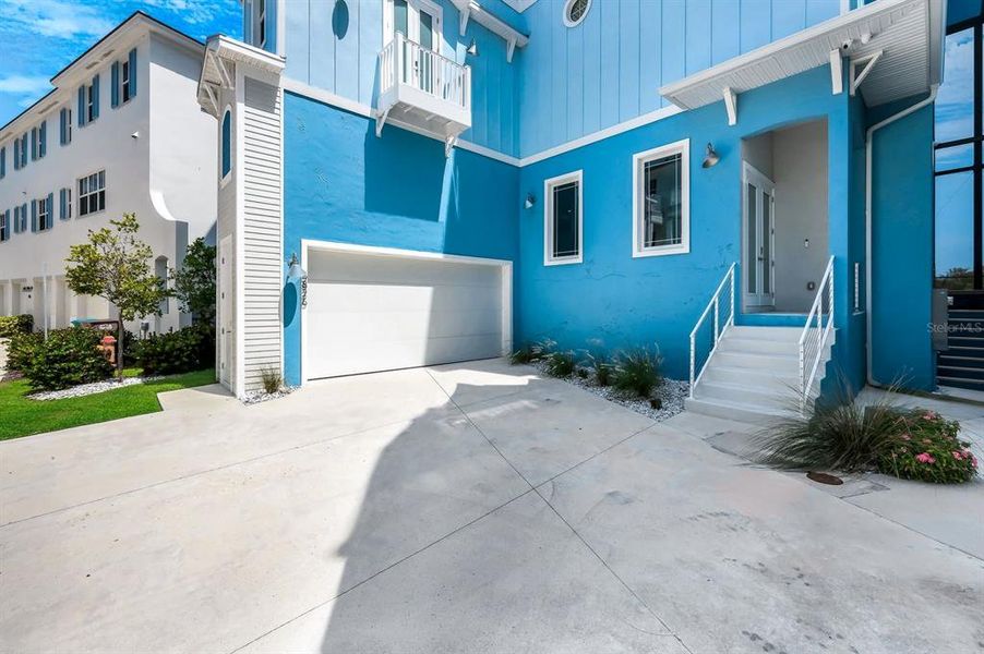 Exterior details and patio area of a home in , Cape Coral (Image 40).
