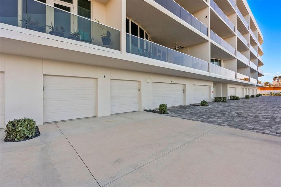 Condo located in Cocoa Beach, FL showcasing its design and architecture (Image 4).