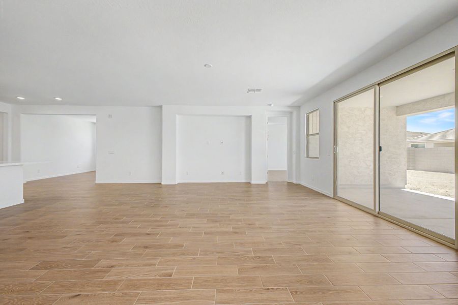 Spacious, unfurnished interior of a new home in Las Ventanas, Goodyear (Image 10).