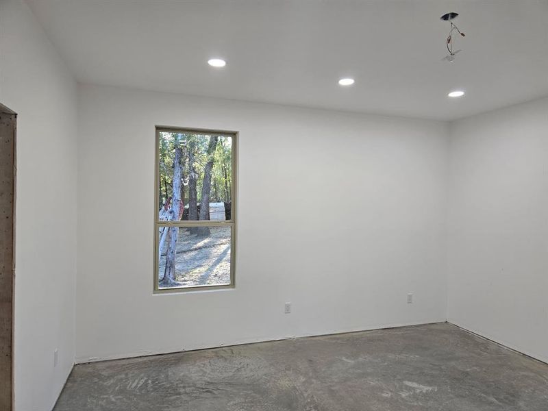 Spacious, unfurnished interior of a new home in , Malakoff (Image 3).