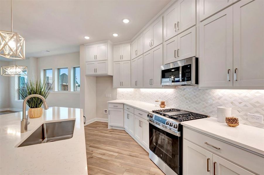Furnished interior view inside a new home in Myrtle Creek, Waxahachie (Image 11).